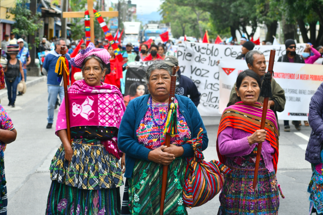 Chính quyền tổ tiên tuần hành phản đối một cuộc đảo chính có thể xảy ra ở Guatemala trước lễ nhậm chức của Tổng thống Bernardo Arévalo. (Carlos Choc, Maya Q'eqchi')